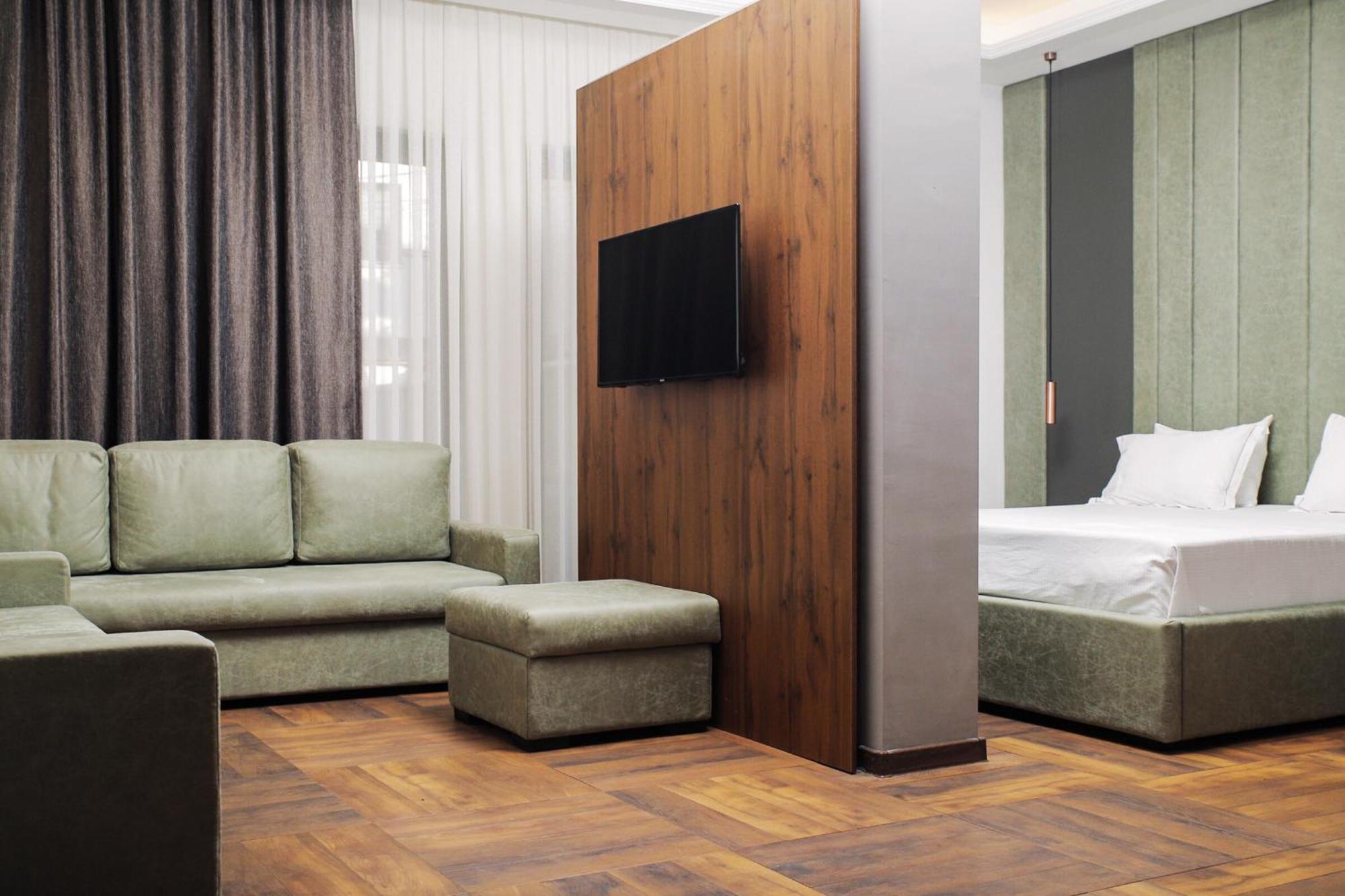 Triumf Hotel プリズレン エクステリア 写真
