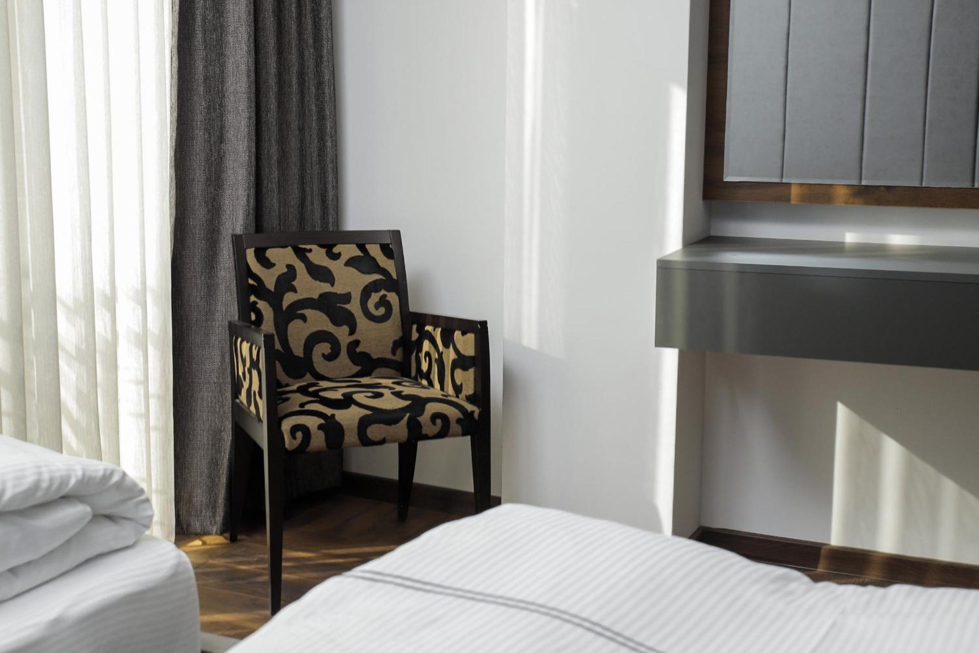Triumf Hotel プリズレン エクステリア 写真